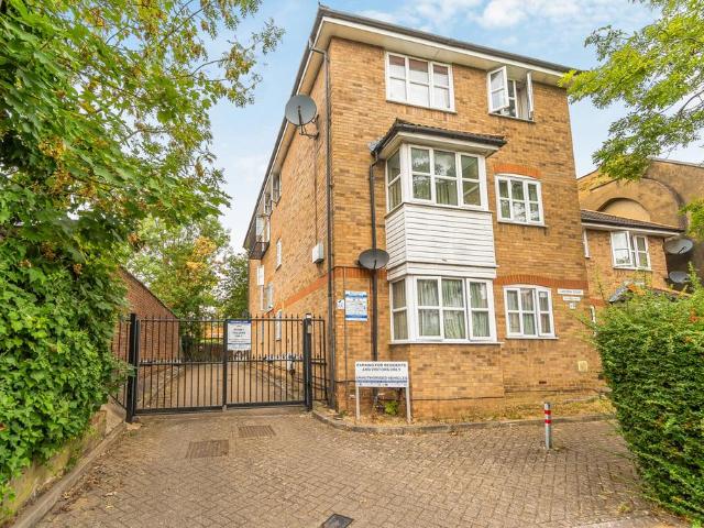 Flat for sale in Harrow Weald, Greater London