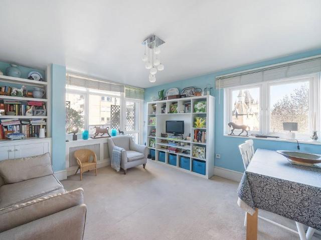 Flat for sale in Clapham Junction, Greater London