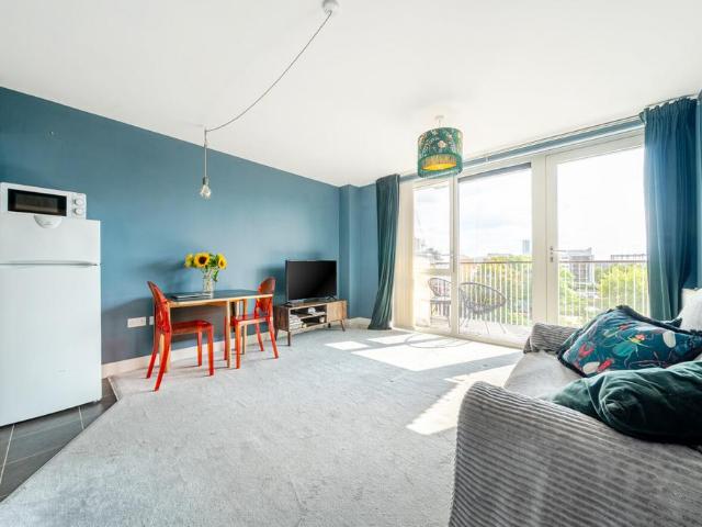 Flat for sale in Bromley-by-Bow, Poplar Grove