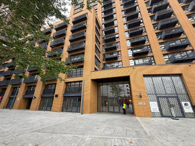 Flat for sale in London City Island, Blackwall
