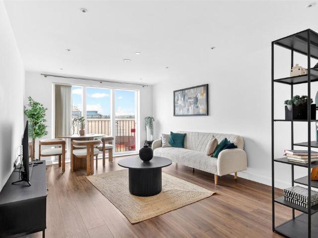 Flat for sale in Easthampstead, Bracknell