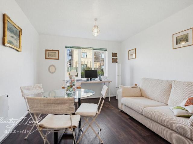 Flat for sale in Charlton, Greater London