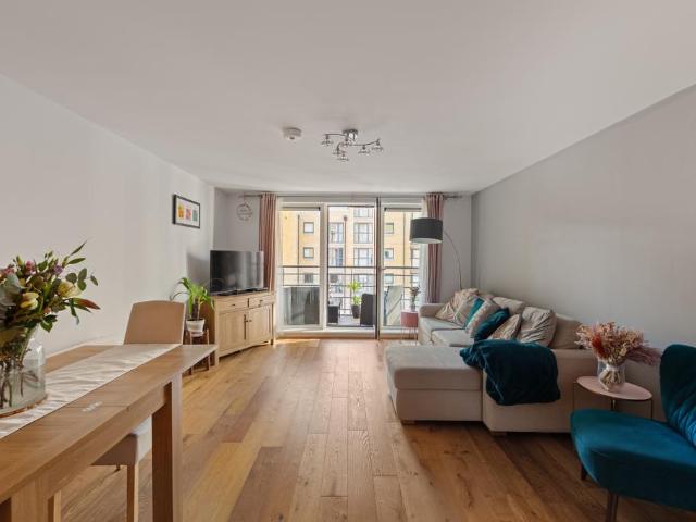 Flat for sale in Greenwich Town Centre, Greater London
