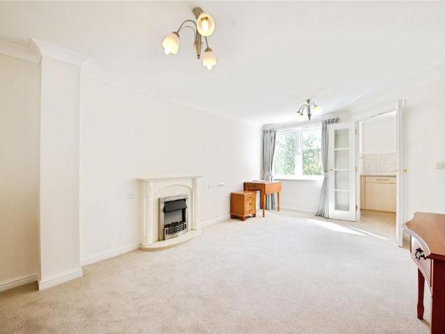 Flat for sale in New Barnet, Greater London