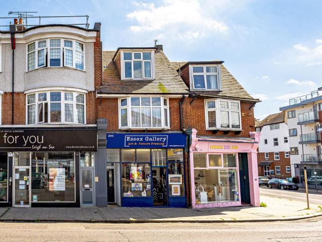 Flat for sale in Alton Barnes, Essex