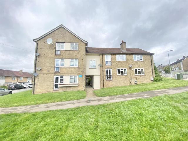 Flat for sale in Potters Bar, Oakmere