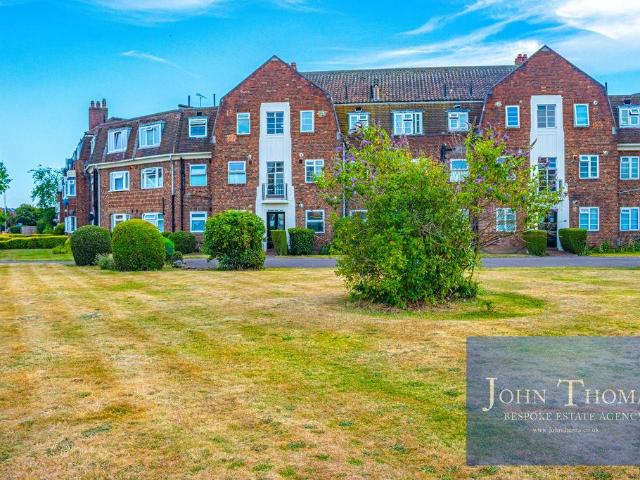 Flat for sale in Seven Kings, Greater London