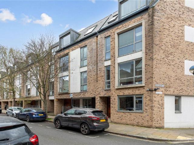 Flat for sale in Oval, Isle Of Man