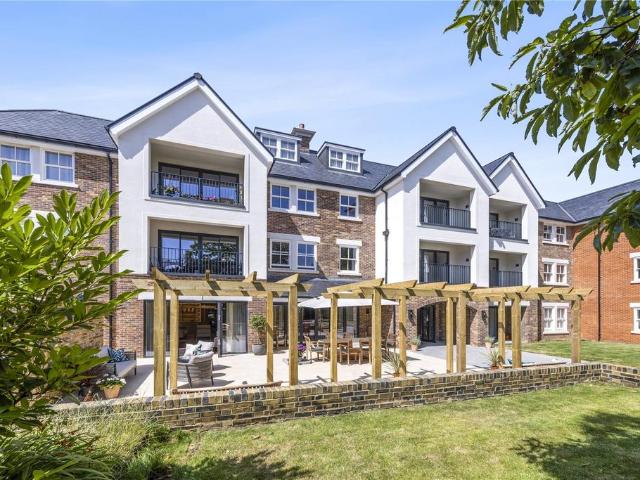 Flat for sale in Hampton Wick, Greater London