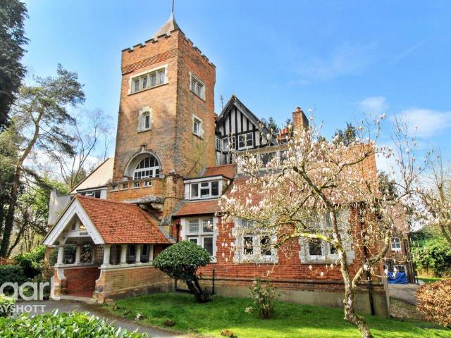 Flat for sale in Fole, Surrey