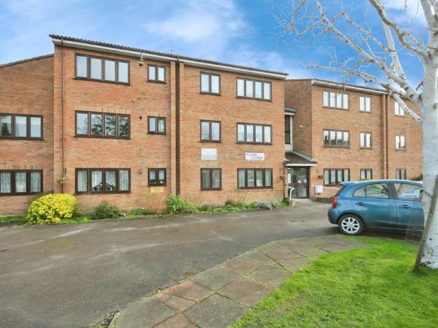 Flat for sale in West Wickham, Greater London