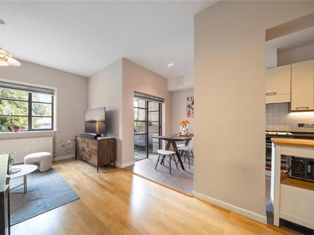 Flat for sale in Islington, Cat Hill