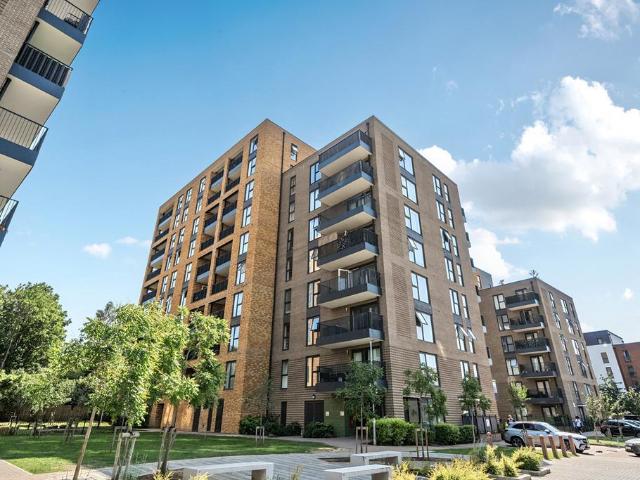Flat for sale in Charlton, Greater London