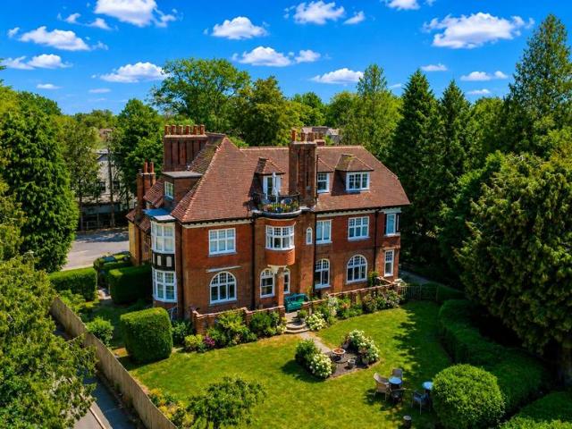 Flat for sale in Felden, Pouchen End