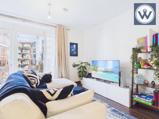 Flat for sale in Hayes, Greater London