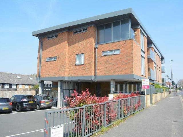 Flat for sale in Epsom, Surrey