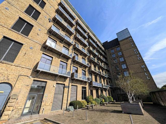 Flat for sale in Brighouse, Calderdale