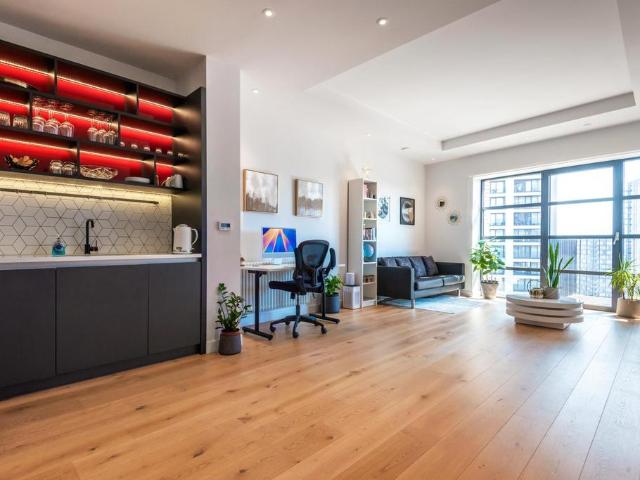 Flat for sale in London City Island, Blackwall