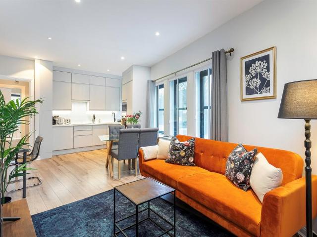 Flat for sale in Roehampton, Greater London
