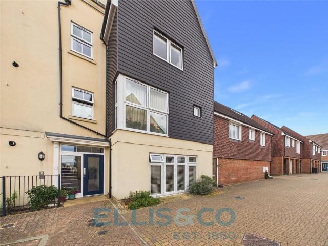 Flat for sale in Brook Street, Bourne Vale