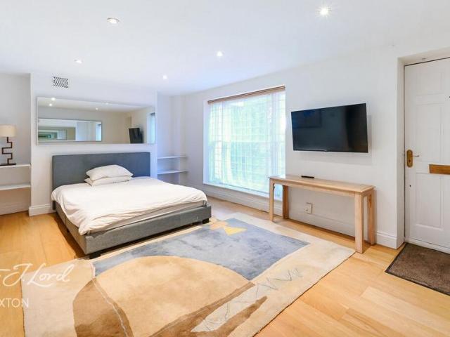 Flat for sale in Oval, Greater London