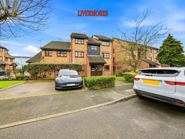 Flat for sale in Monks Orchard, Kent