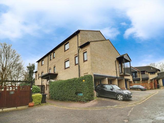 Flat for sale in Laindon, Essex