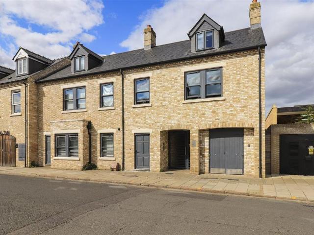 Flat for sale in Arbury, Cambridgeshire