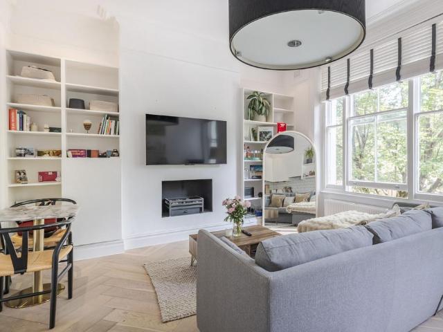 Flat for sale in Earl's Court, Greater London