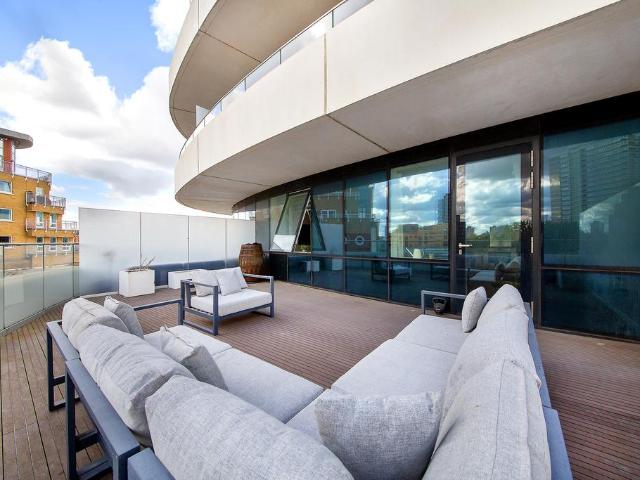Flat for sale in London Borough of Wandsworth, Greater London