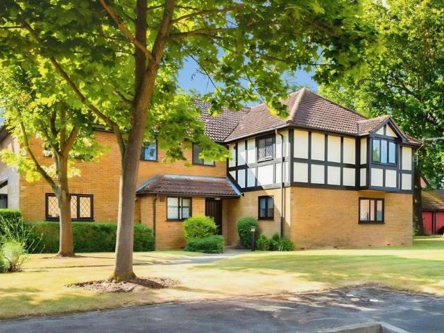 Flat for sale in Old Windsor