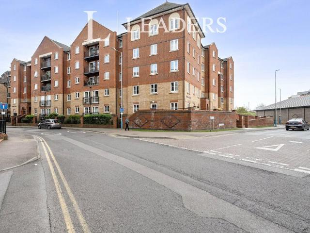 Flat for sale in Brook Street, Bourne Vale