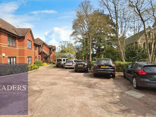 Flat for sale in Chipping Hill, Essex
