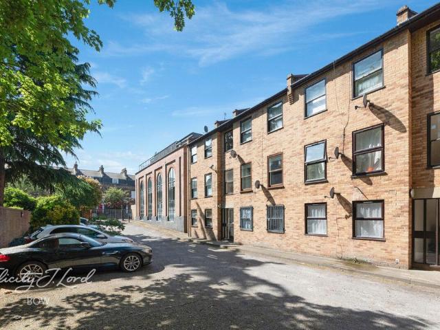 Flat for sale in Bromley-by-Bow, Bow