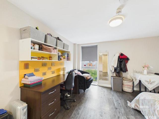 Flat for sale in Islington, Calderstones