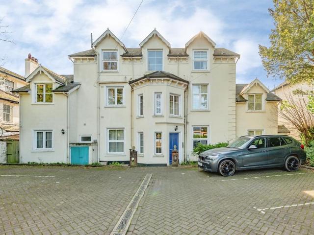 Flat for sale in Red Hill, Surrey