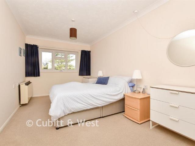 Flat for sale in London Borough of Croydon, Shirley