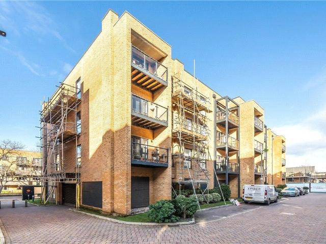 Flat for sale in Hackbridge, Greater London