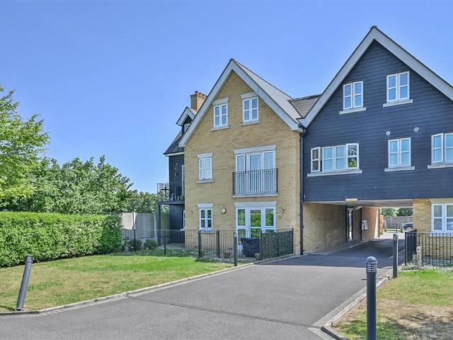 Flat for sale in Navestock Side, Essex
