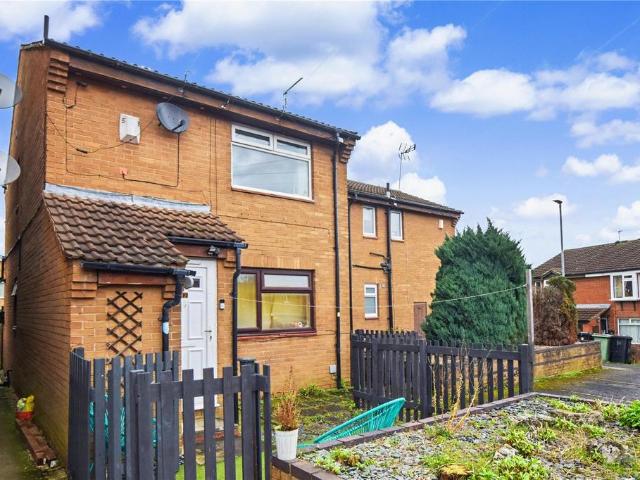 Flat for sale in Farsley, West Yorkshire