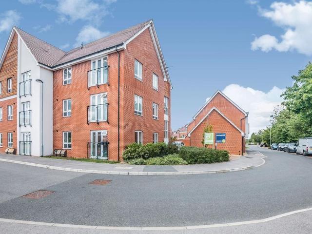 Flat for sale in Furze Platt, Maidenhead