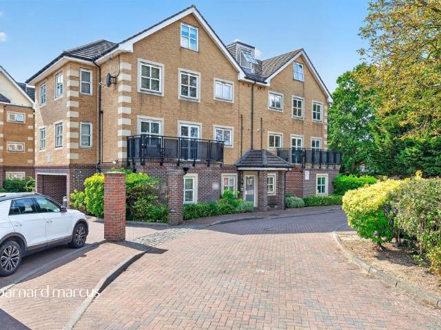 Flat for sale in London Borough of Croydon, Greater London