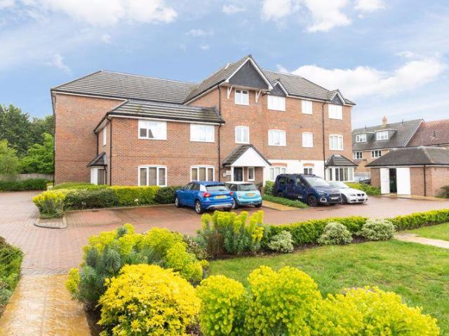 Flat for sale in Ashley Park, Surrey