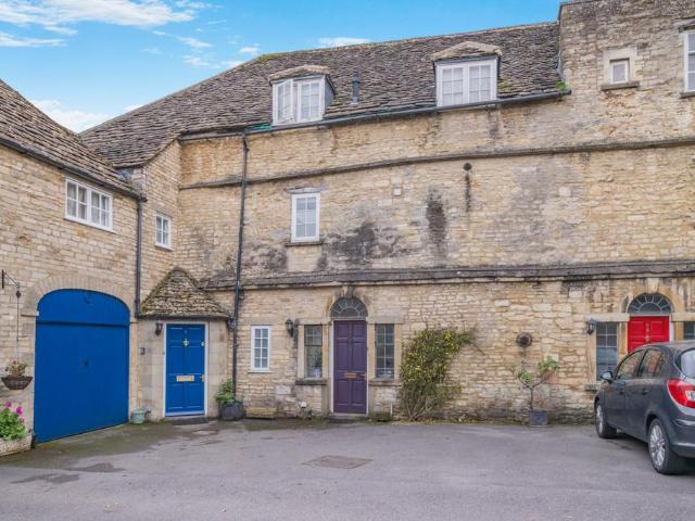 Flat for sale in Chesterton, Fossebridge