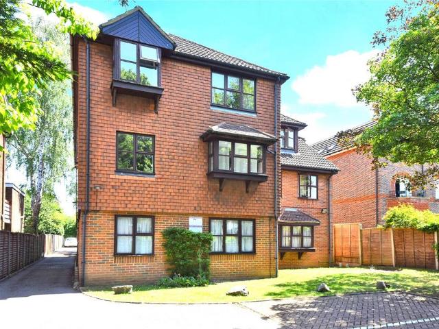 Flat for sale in Carshalton Beeches, Greater London
