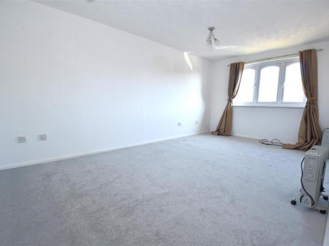 Flat for sale in Stroud Green, Barling