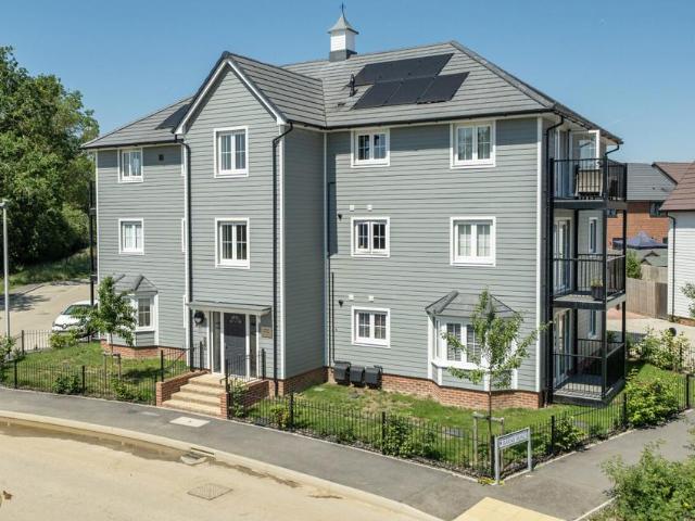 Flat for sale in Finchampstead