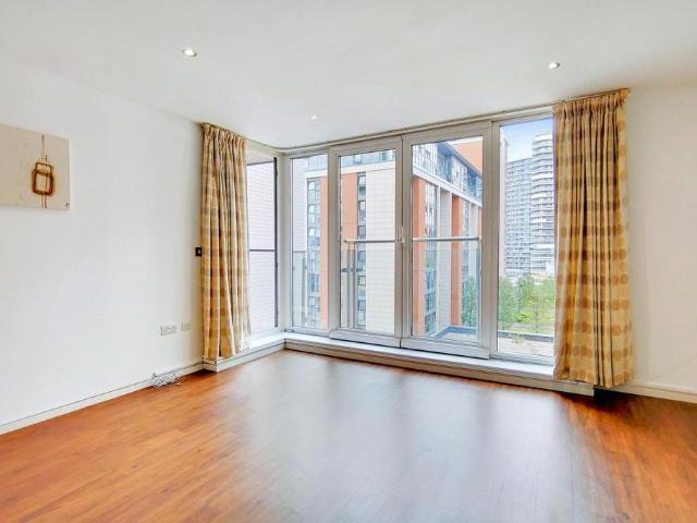 Flat for sale in Canning Town, Greater London