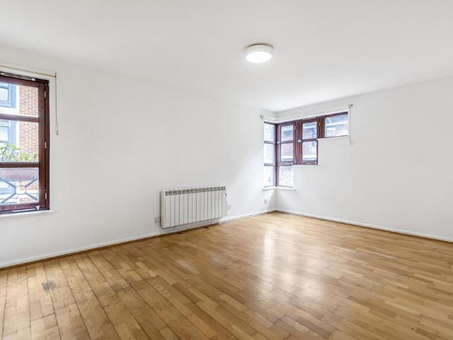 Flat for sale in Pimlico, Greater London