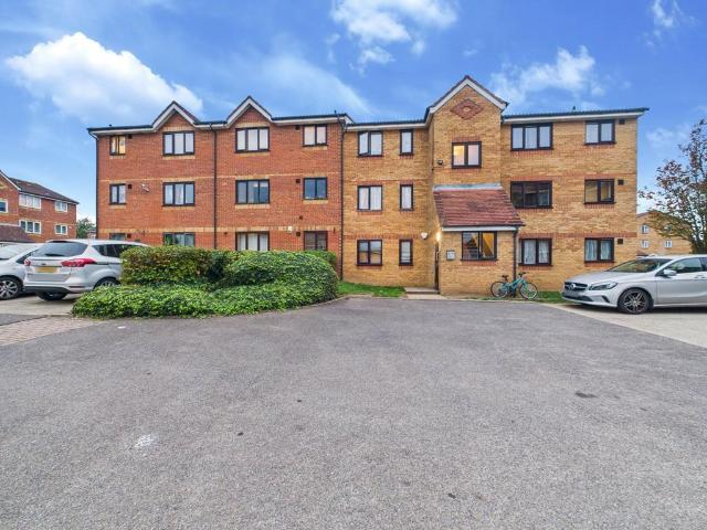 Flat for sale in London Borough of Hounslow, Lower Feltham